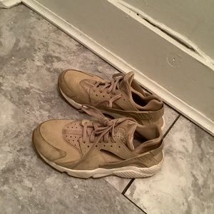 Huarache shoes size 9 gold